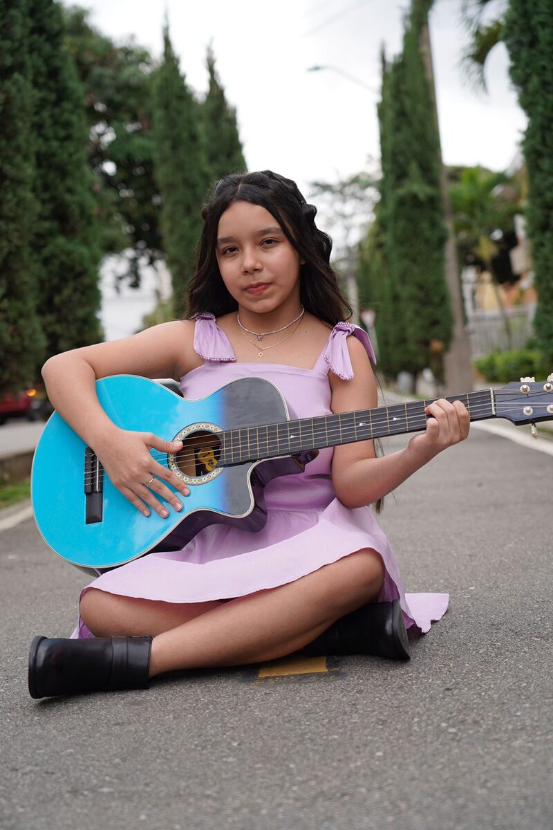 Estudiante tocando guitarra en la calle