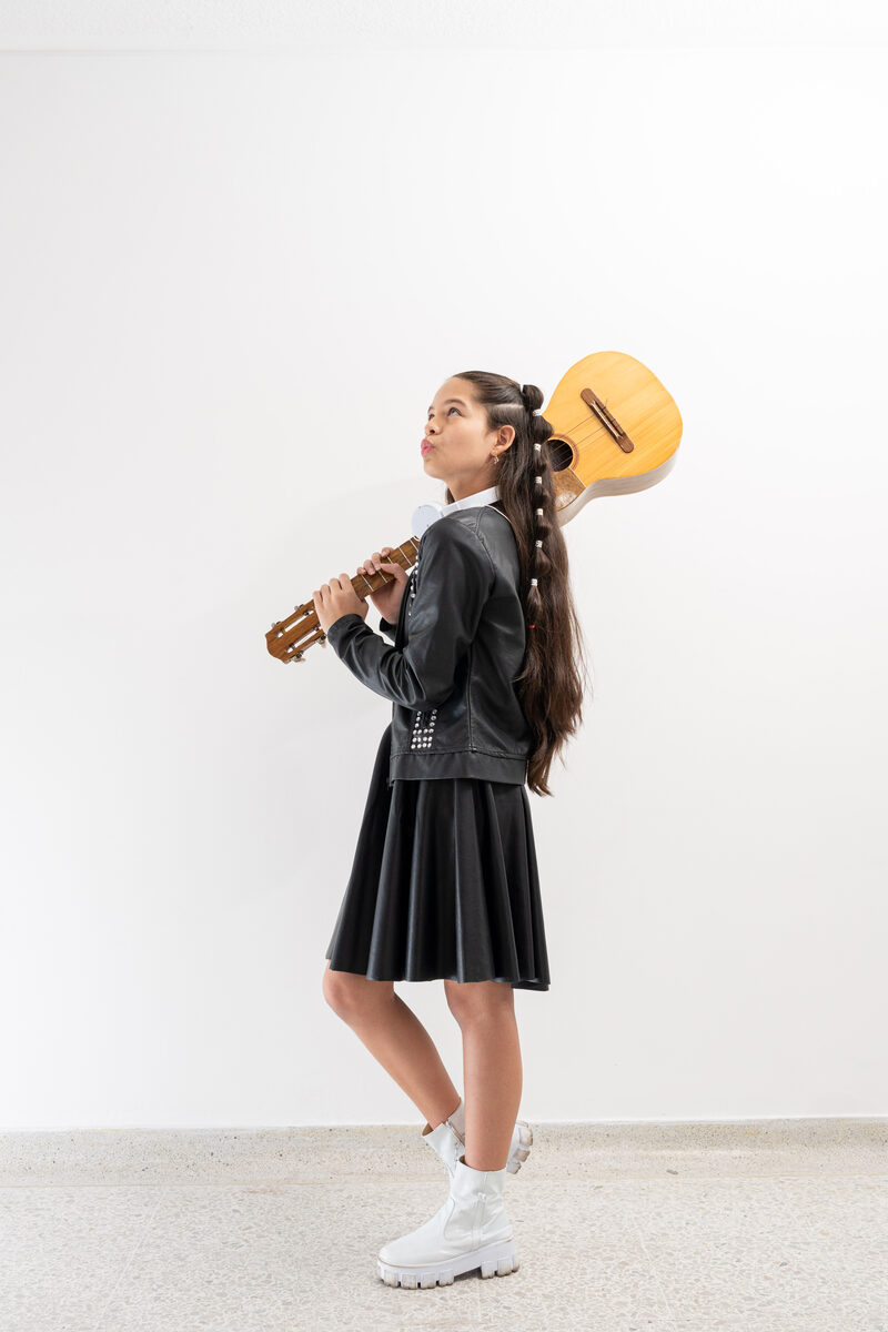 Niña saltando con micrófono