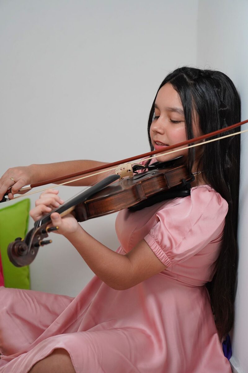 Estudiante tocando violín